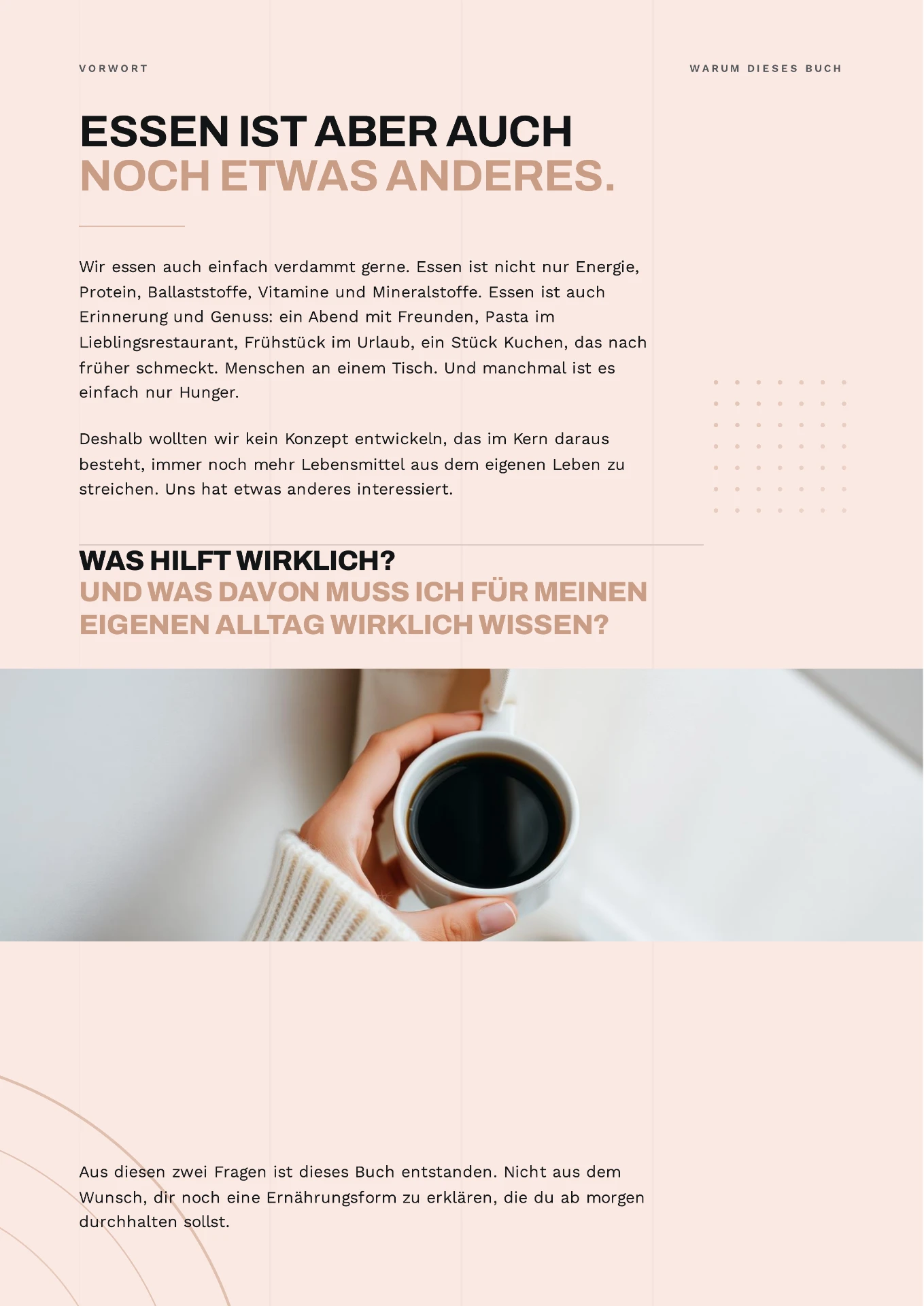 Innenseite aus dem Vorwort: Überschrift „Essen ist aber auch noch etwas anderes.“ mit Text und einem Foto einer Hand mit Kaffeetasse