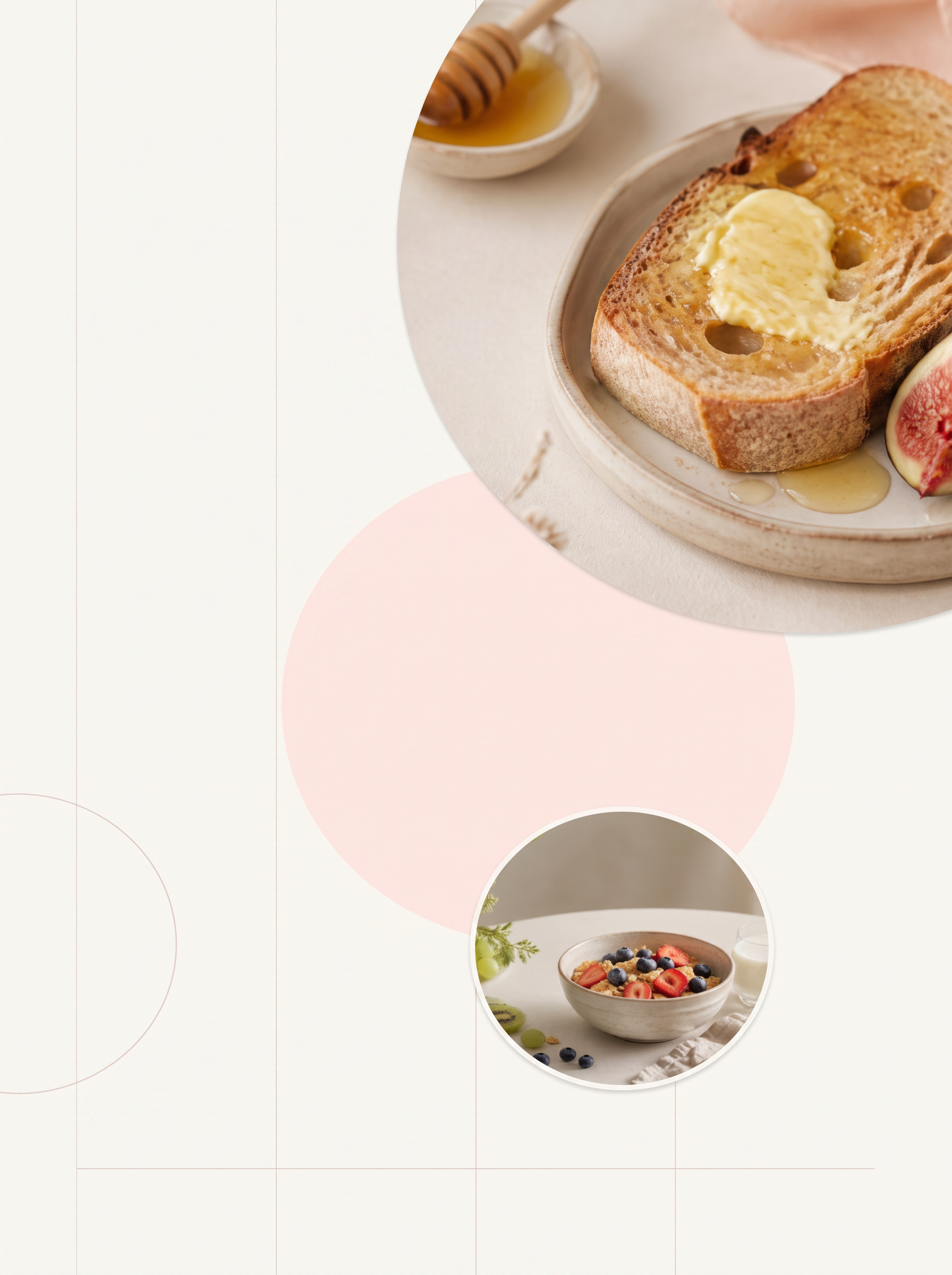 Toast mit Butter und Honig, dazu Feigen und eine Bowl mit Müsli und Beeren