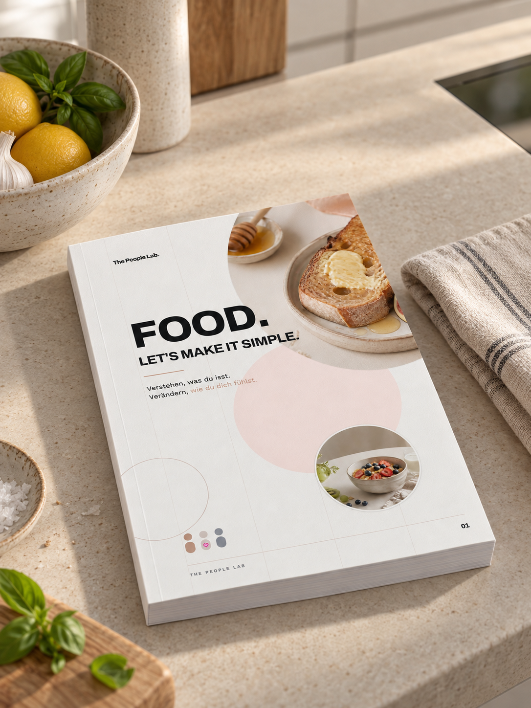 FOOD Buch in einer hellen Küche